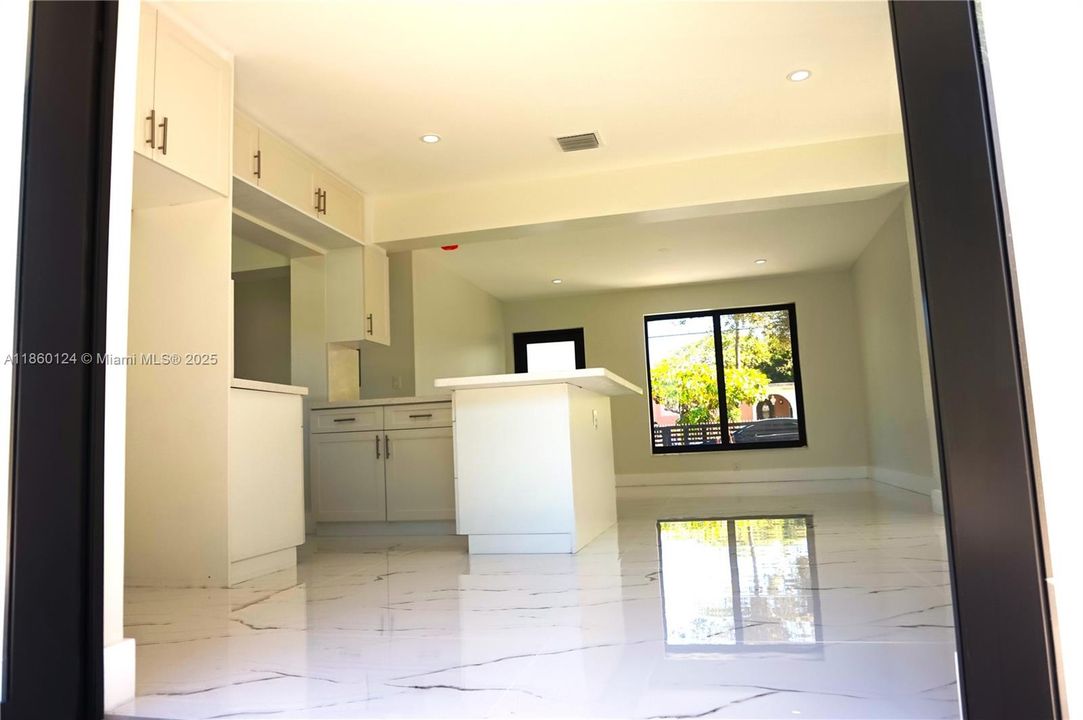 For Sale: $860,000 (2 beds, 1 baths, 1147 Square Feet)