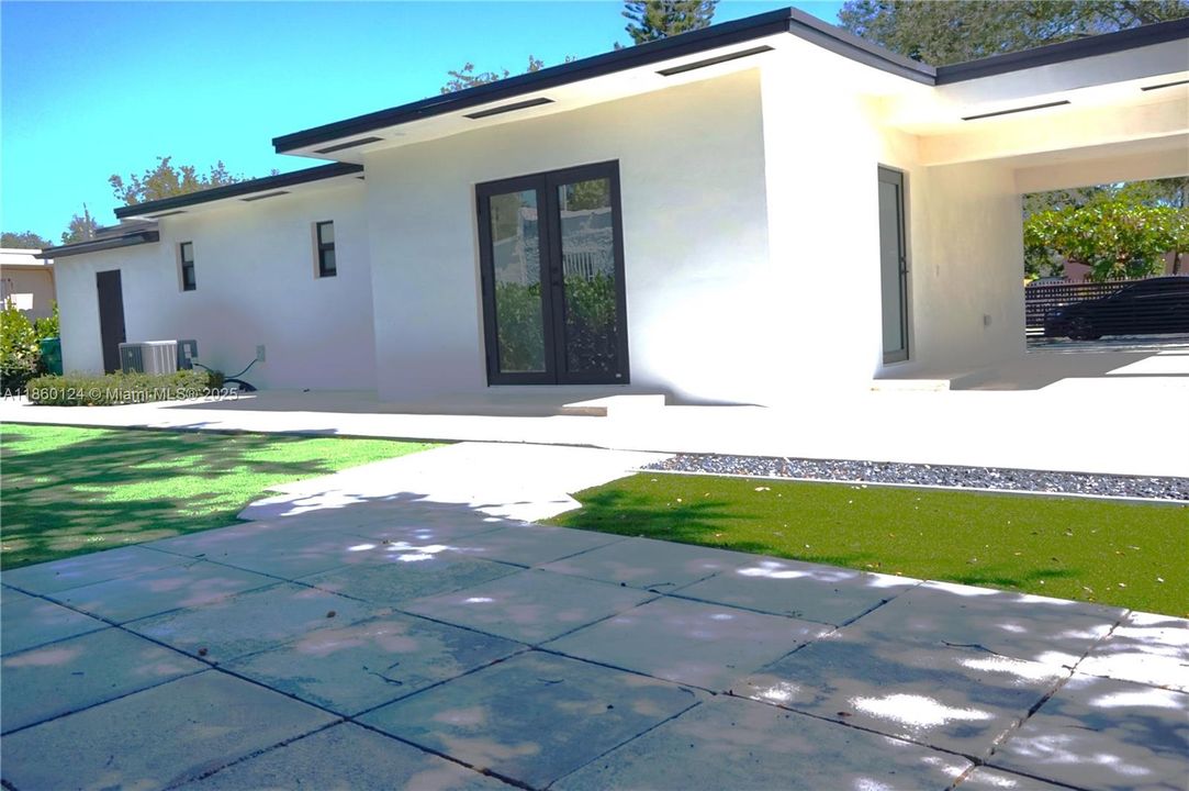 For Sale: $860,000 (2 beds, 1 baths, 1147 Square Feet)