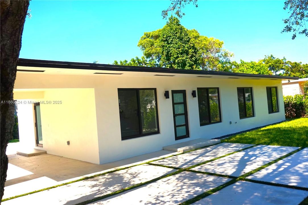 For Sale: $860,000 (2 beds, 1 baths, 1147 Square Feet)