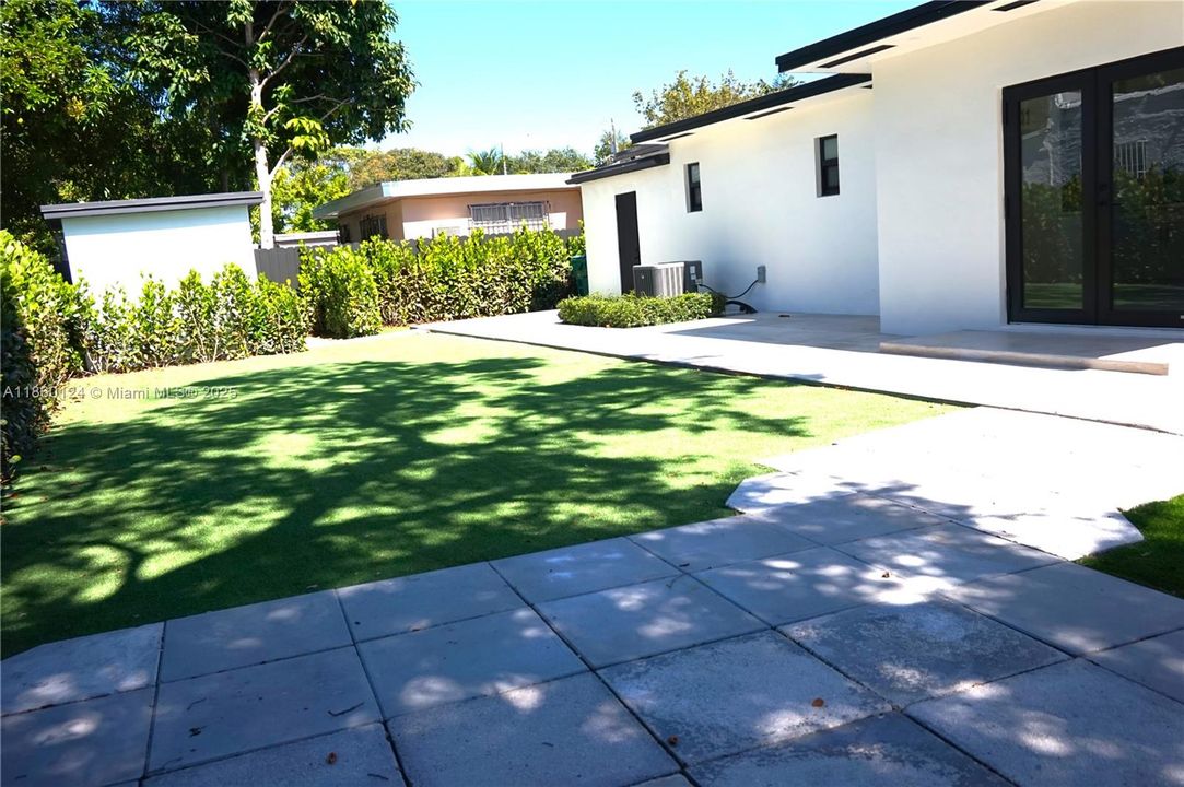 For Sale: $860,000 (2 beds, 1 baths, 1147 Square Feet)