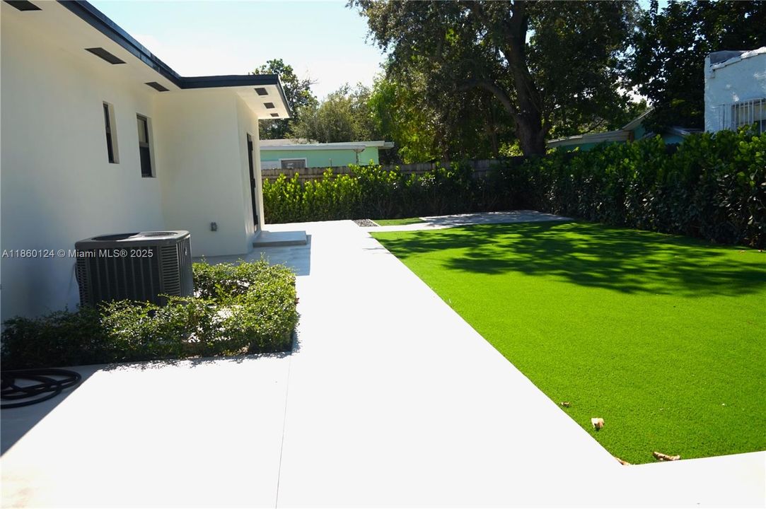 For Sale: $860,000 (2 beds, 1 baths, 1147 Square Feet)