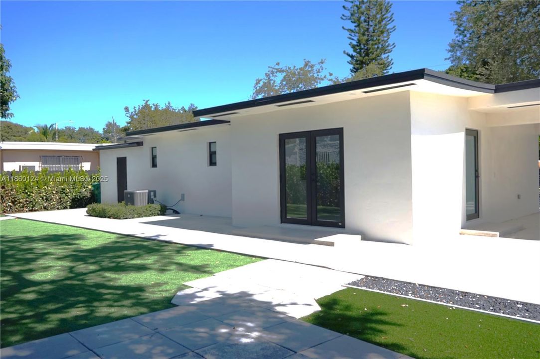 For Sale: $860,000 (2 beds, 1 baths, 1147 Square Feet)