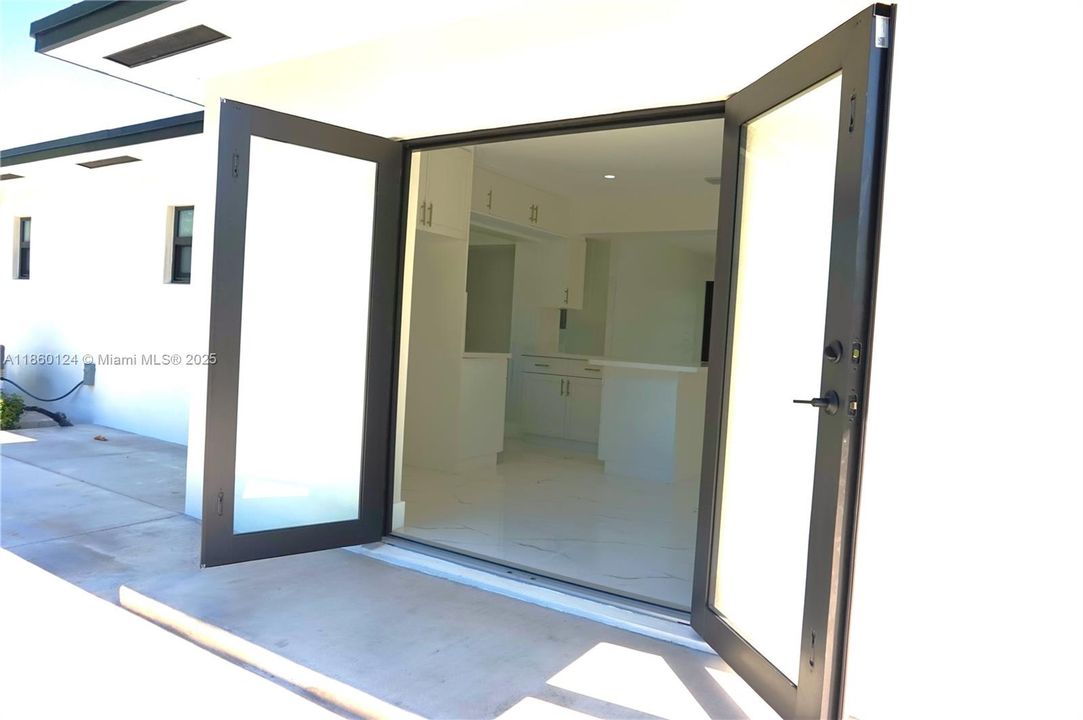 For Sale: $860,000 (2 beds, 1 baths, 1147 Square Feet)