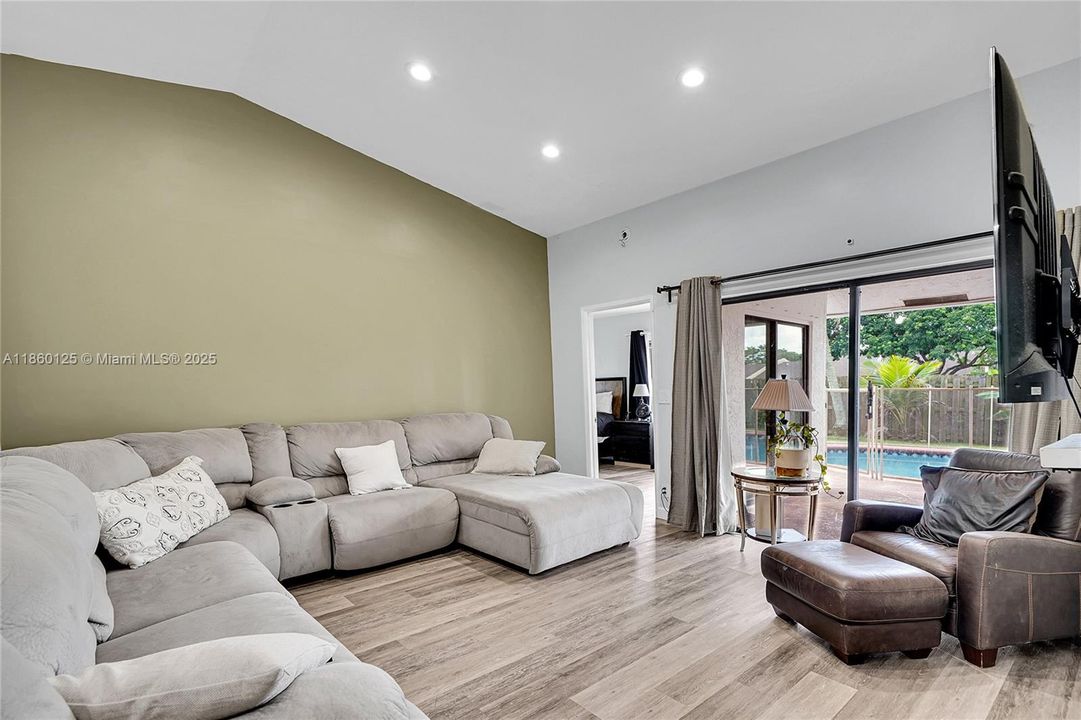 最近售出: $580,000 (3 贝兹, 2 浴室, 1578 平方英尺)