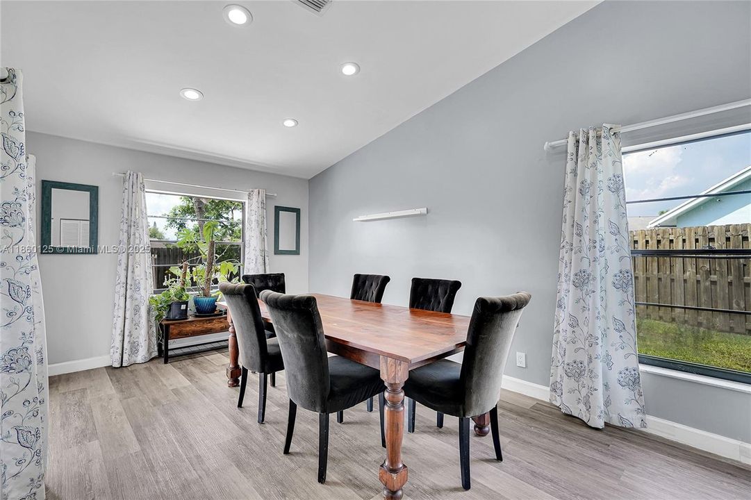 最近售出: $580,000 (3 贝兹, 2 浴室, 1578 平方英尺)