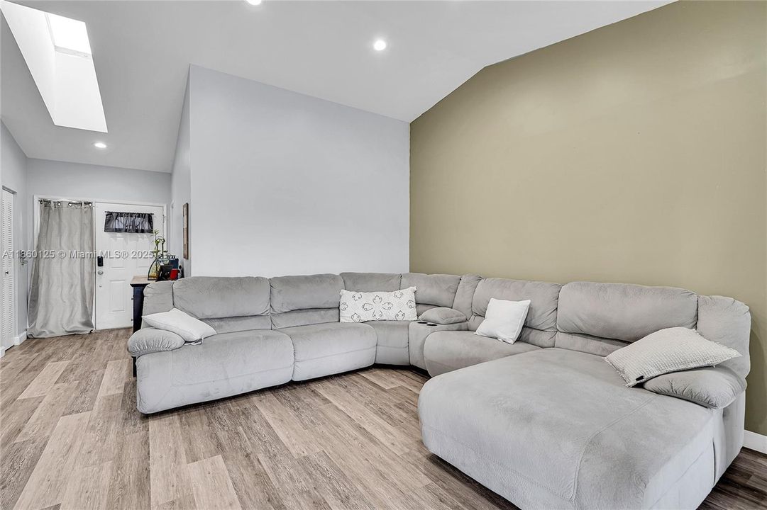 最近售出: $580,000 (3 贝兹, 2 浴室, 1578 平方英尺)