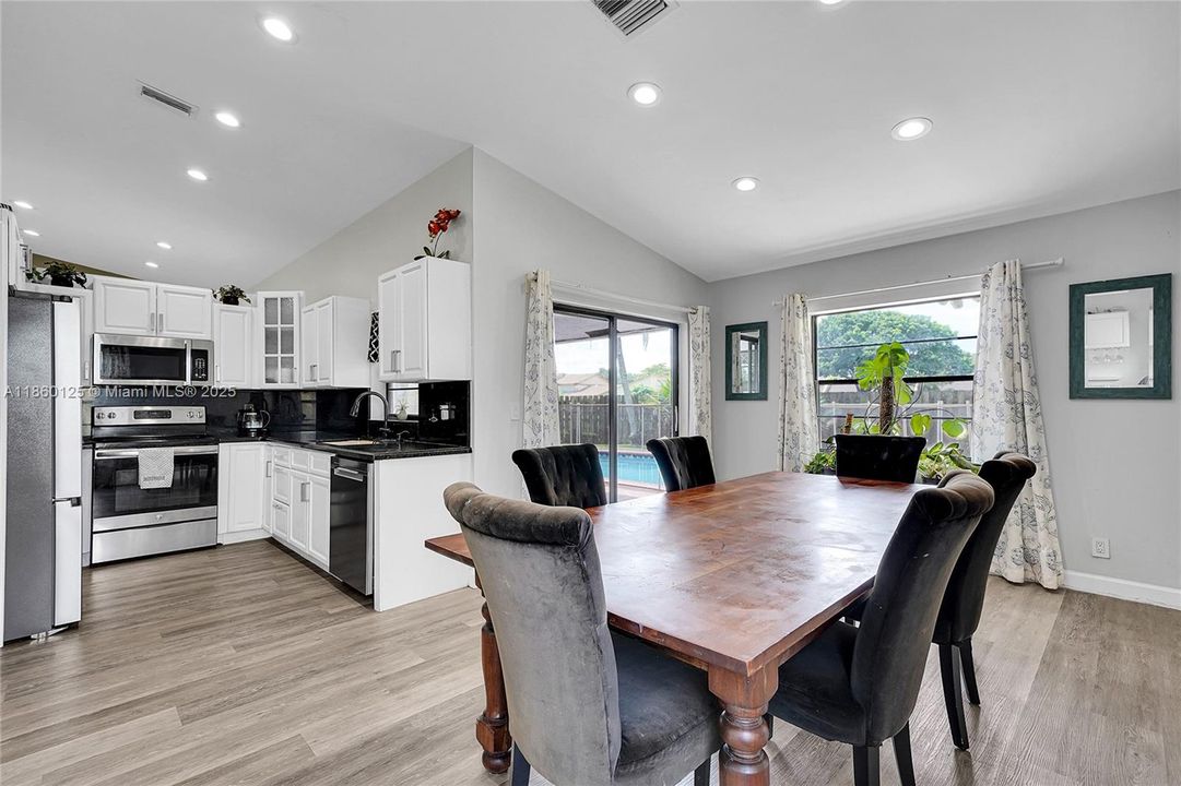 最近售出: $580,000 (3 贝兹, 2 浴室, 1578 平方英尺)