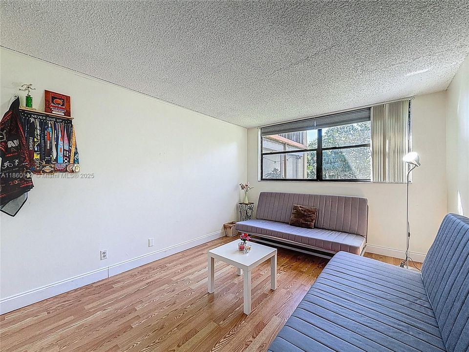 合同活跃: $324,999 (2 贝兹, 2 浴室, 1235 平方英尺)