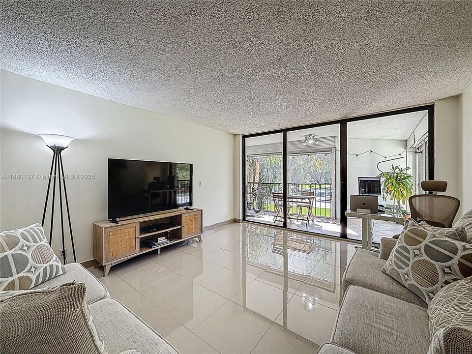 合同活跃: $324,999 (2 贝兹, 2 浴室, 1235 平方英尺)