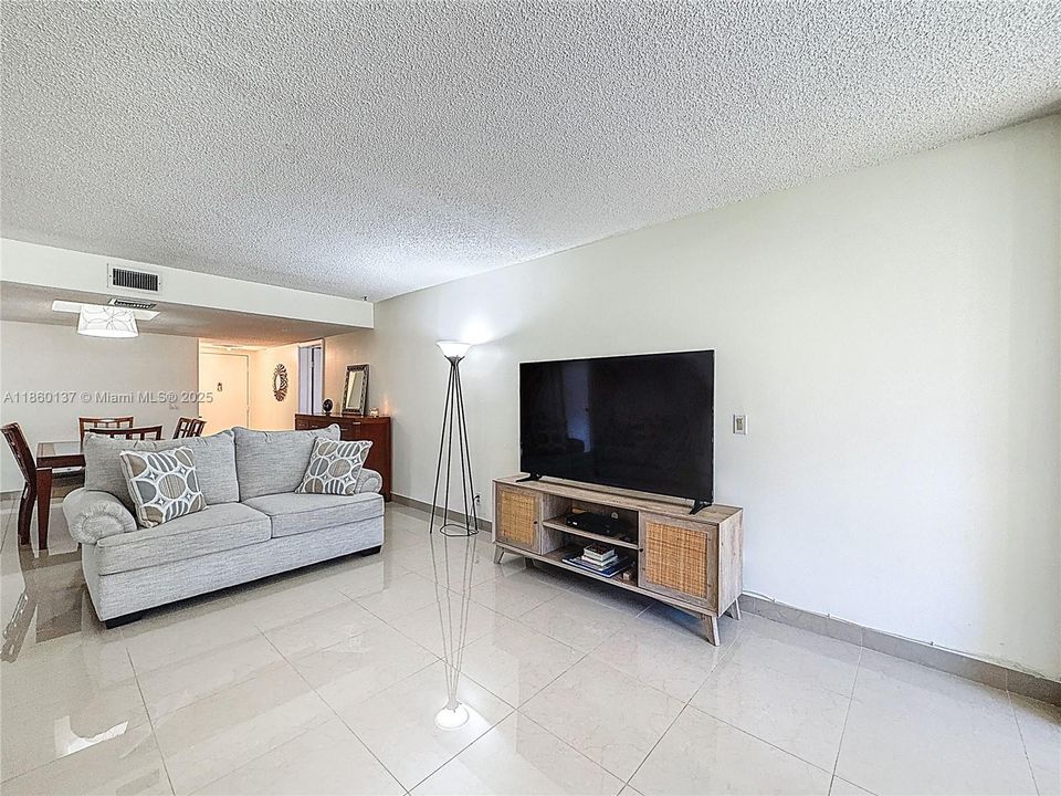 合同活跃: $324,999 (2 贝兹, 2 浴室, 1235 平方英尺)