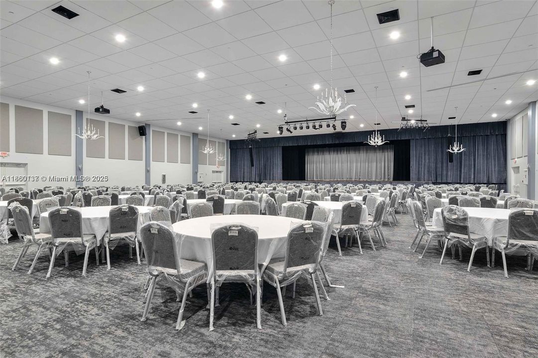 合同活跃: $324,999 (2 贝兹, 2 浴室, 1235 平方英尺)