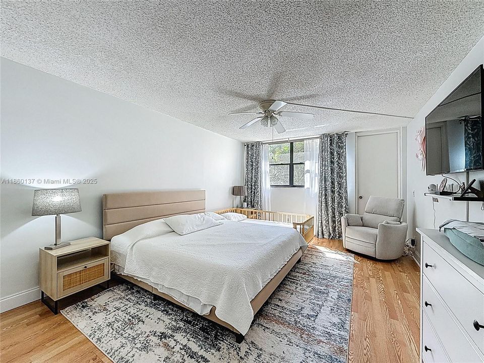 合同活跃: $324,999 (2 贝兹, 2 浴室, 1235 平方英尺)