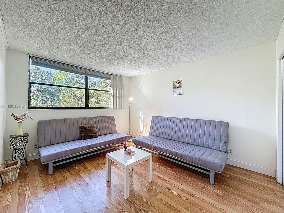 合同活跃: $324,999 (2 贝兹, 2 浴室, 1235 平方英尺)