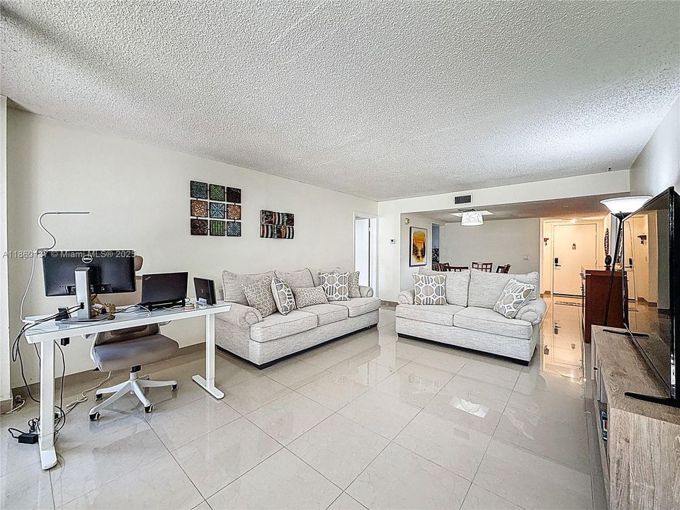 合同活跃: $324,999 (2 贝兹, 2 浴室, 1235 平方英尺)