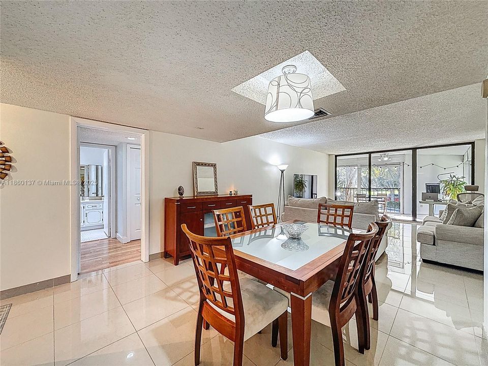 合同活跃: $324,999 (2 贝兹, 2 浴室, 1235 平方英尺)