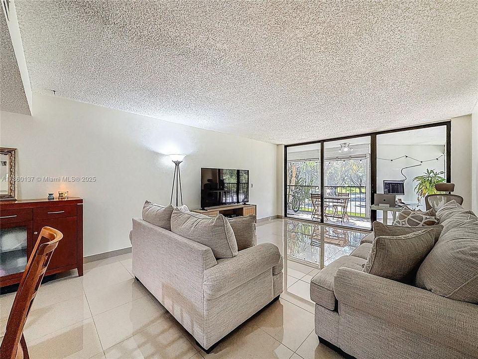 合同活跃: $324,999 (2 贝兹, 2 浴室, 1235 平方英尺)