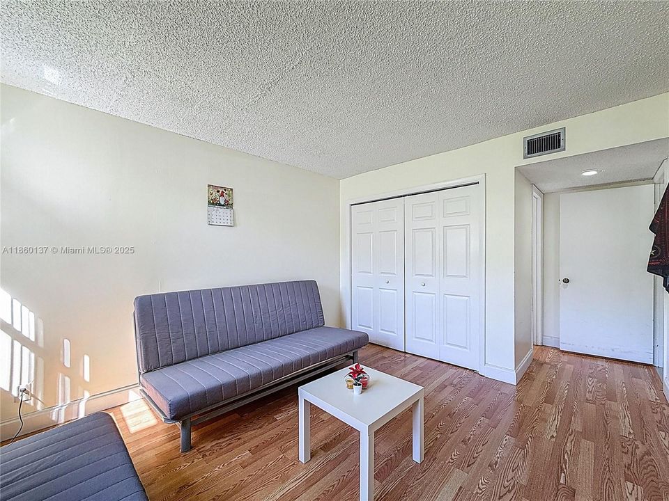 合同活跃: $324,999 (2 贝兹, 2 浴室, 1235 平方英尺)