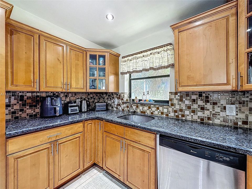 合同活跃: $324,999 (2 贝兹, 2 浴室, 1235 平方英尺)