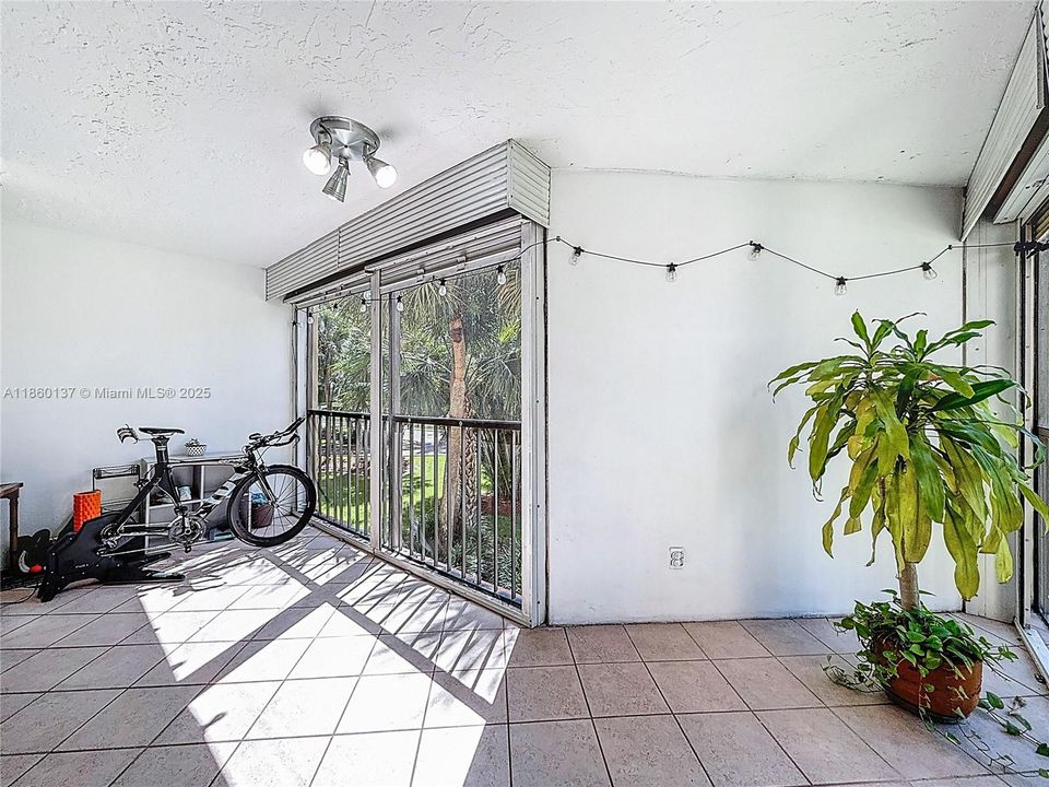 合同活跃: $324,999 (2 贝兹, 2 浴室, 1235 平方英尺)