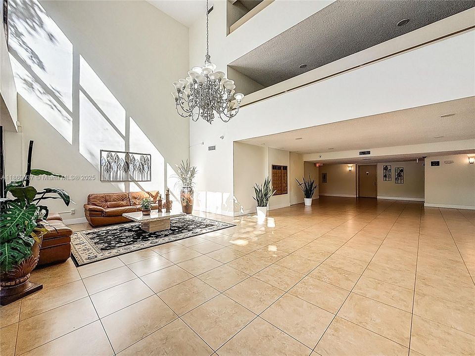 合同活跃: $324,999 (2 贝兹, 2 浴室, 1235 平方英尺)