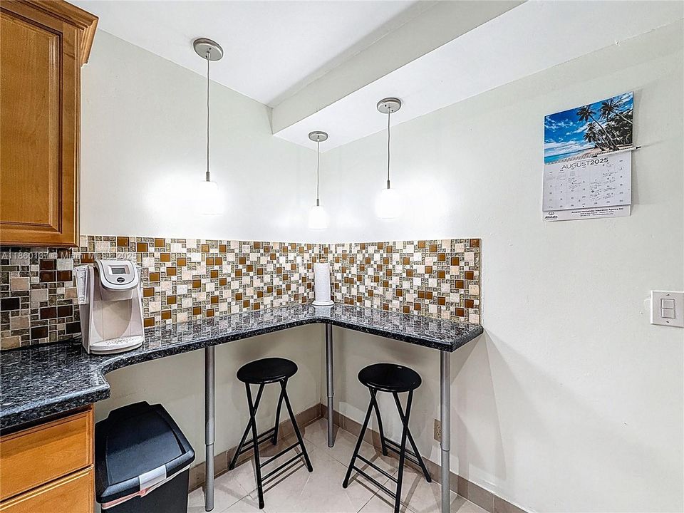 合同活跃: $324,999 (2 贝兹, 2 浴室, 1235 平方英尺)