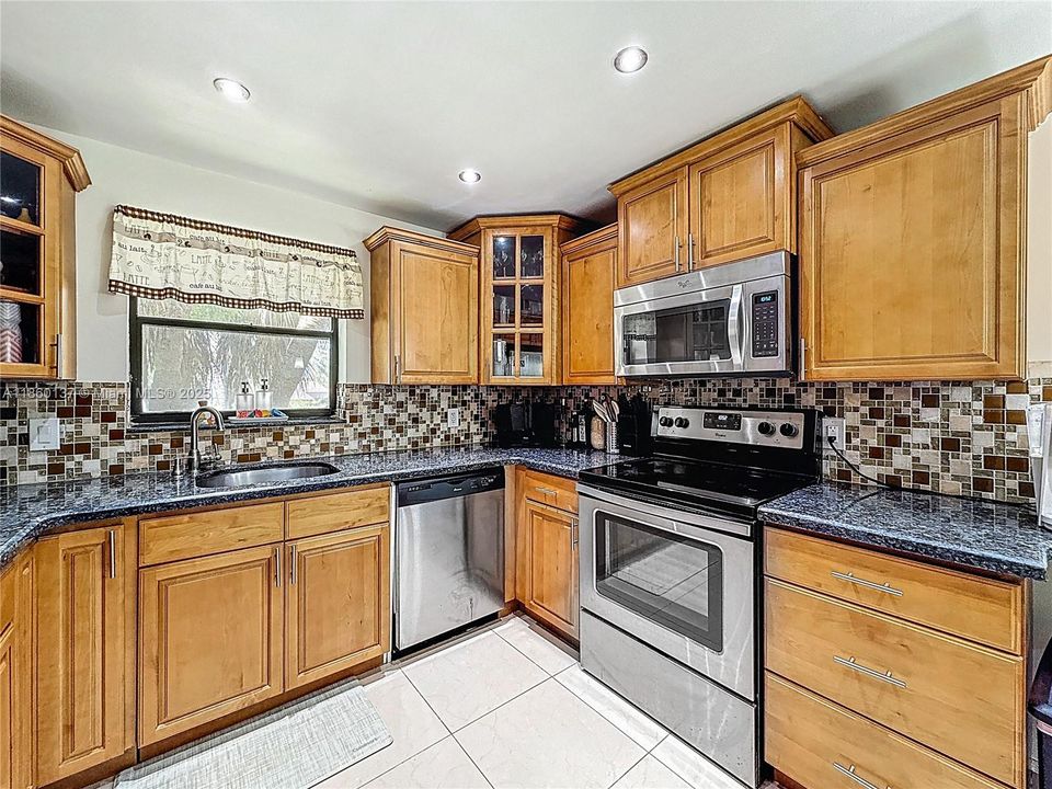 合同活跃: $324,999 (2 贝兹, 2 浴室, 1235 平方英尺)