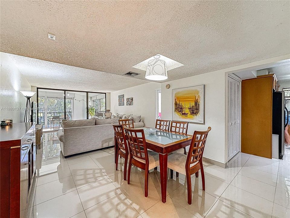 合同活跃: $324,999 (2 贝兹, 2 浴室, 1235 平方英尺)