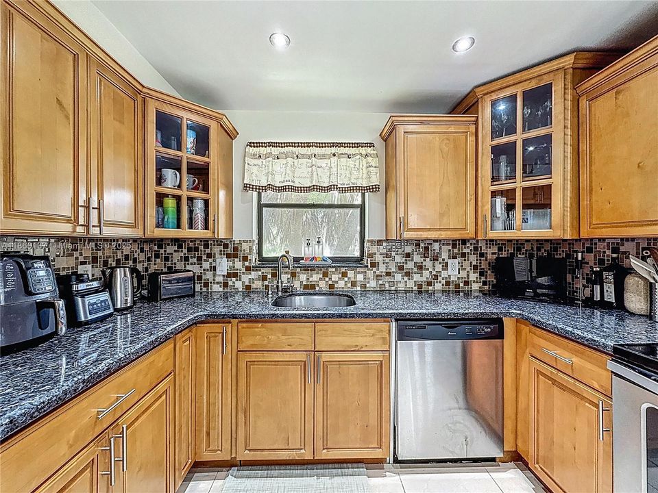 合同活跃: $324,999 (2 贝兹, 2 浴室, 1235 平方英尺)