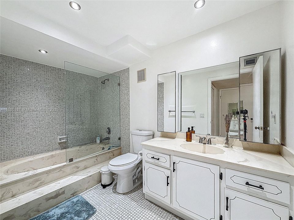 合同活跃: $324,999 (2 贝兹, 2 浴室, 1235 平方英尺)