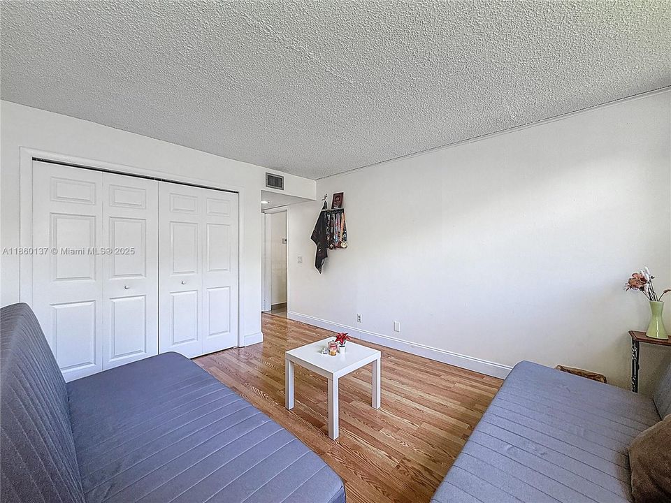 合同活跃: $324,999 (2 贝兹, 2 浴室, 1235 平方英尺)