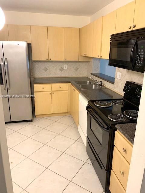 Recently Sold: $260,000 (2 beds, 2 baths, 965 Square Feet)