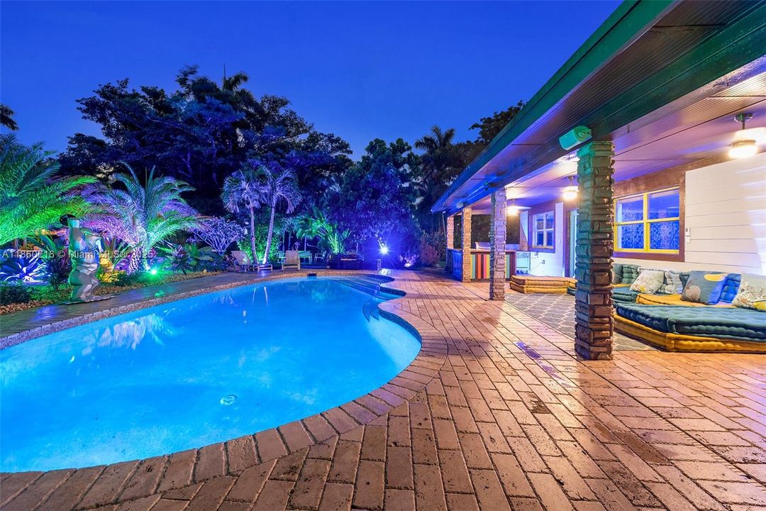 В аренду: $18,000 (6 спален, 4 ванн, 3944 Квадратных фут)