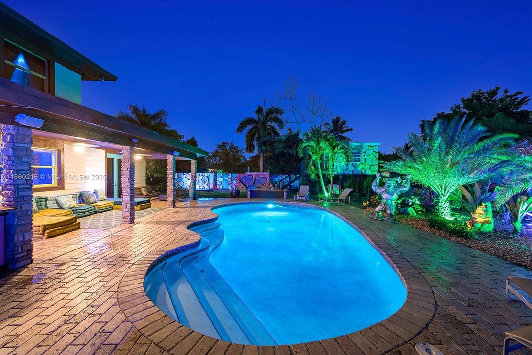 В аренду: $18,000 (6 спален, 4 ванн, 3944 Квадратных фут)