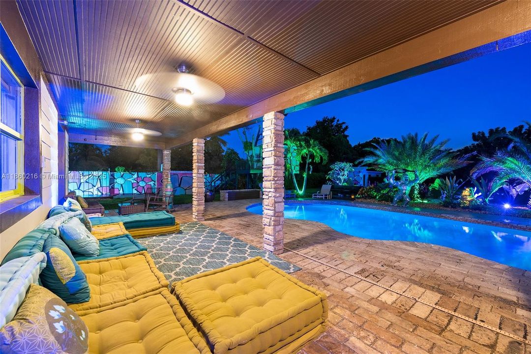 В аренду: $18,000 (6 спален, 4 ванн, 3944 Квадратных фут)