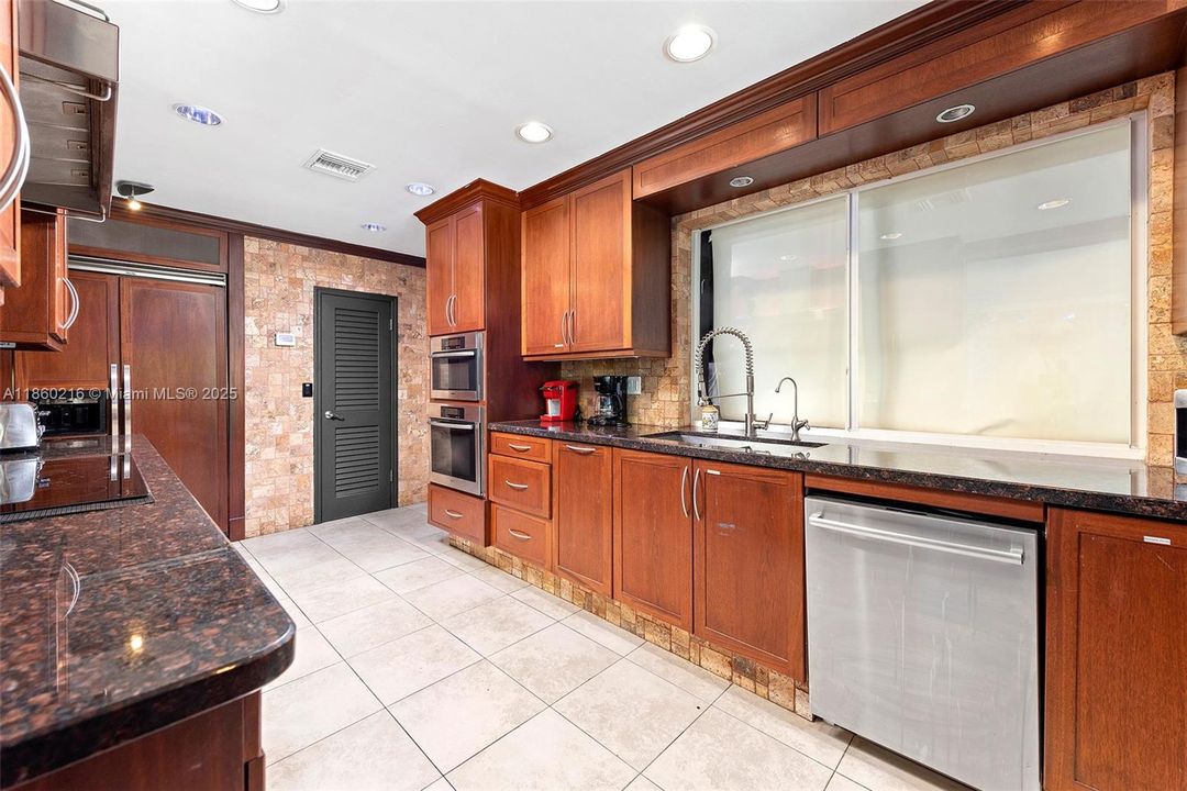 В аренду: $18,000 (6 спален, 4 ванн, 3944 Квадратных фут)