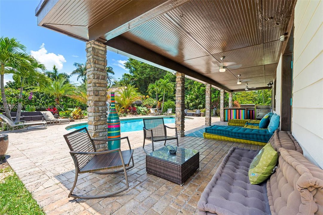 В аренду: $18,000 (6 спален, 4 ванн, 3944 Квадратных фут)