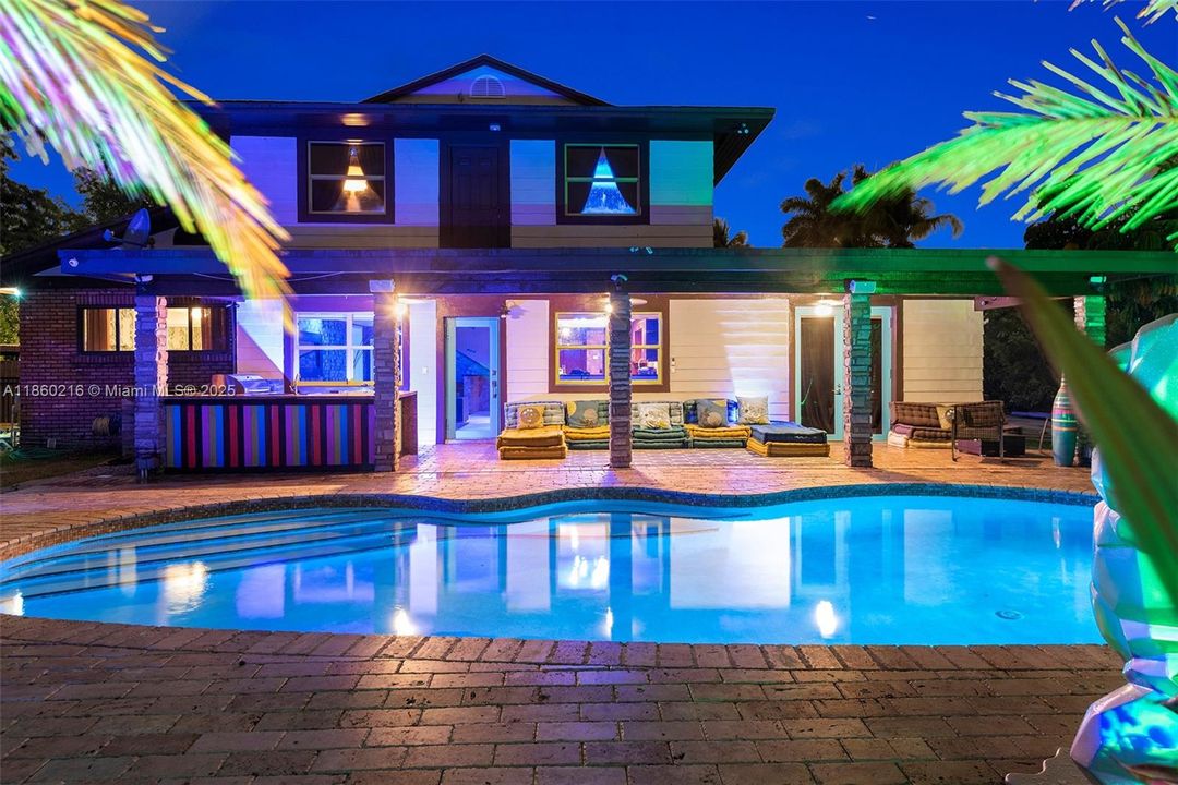 В аренду: $18,000 (6 спален, 4 ванн, 3944 Квадратных фут)