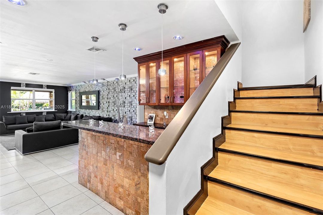 В аренду: $18,000 (6 спален, 4 ванн, 3944 Квадратных фут)