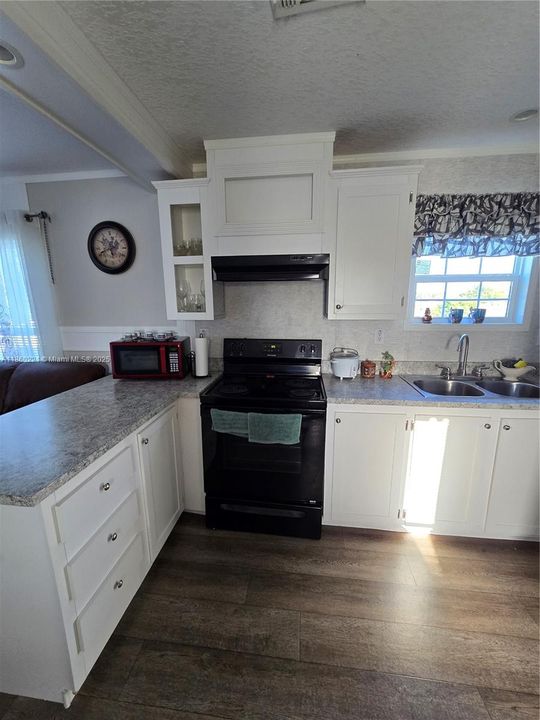 For Sale: $260,000 (3 beds, 2 baths, 1056 Square Feet)