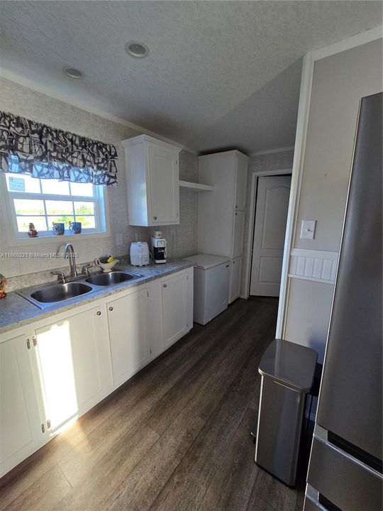 For Sale: $260,000 (3 beds, 2 baths, 1056 Square Feet)