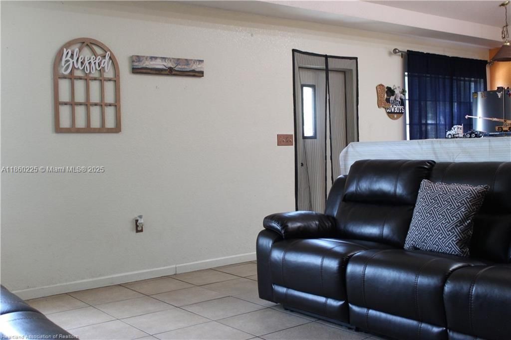 Под контрактом: $164,900 (2 спален, 1 ванн, 896 Квадратных фут)