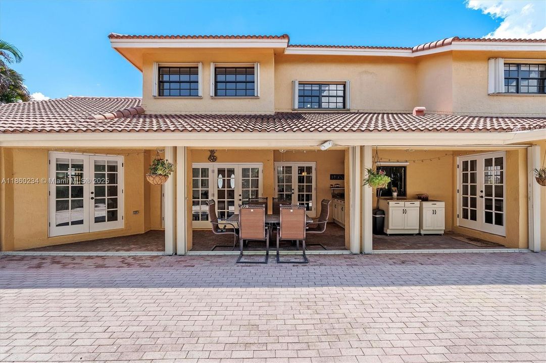 Recently Sold: $799,900 (4 beds, 2 baths, 2529 Square Feet)