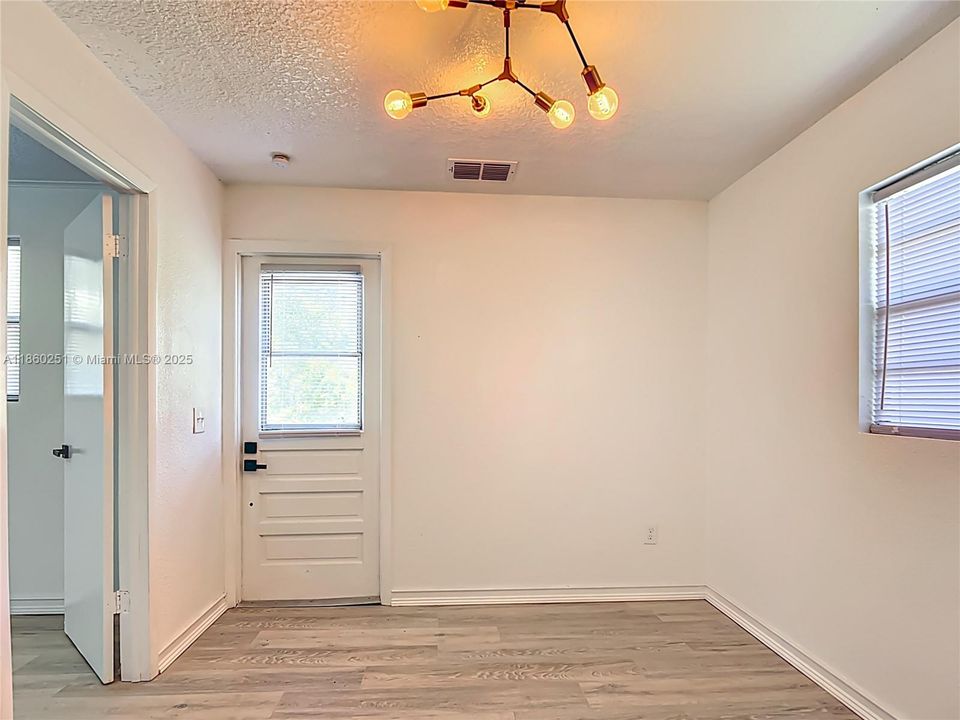 For Sale: $465,000 (5 beds, 2 baths, 2000 Square Feet)