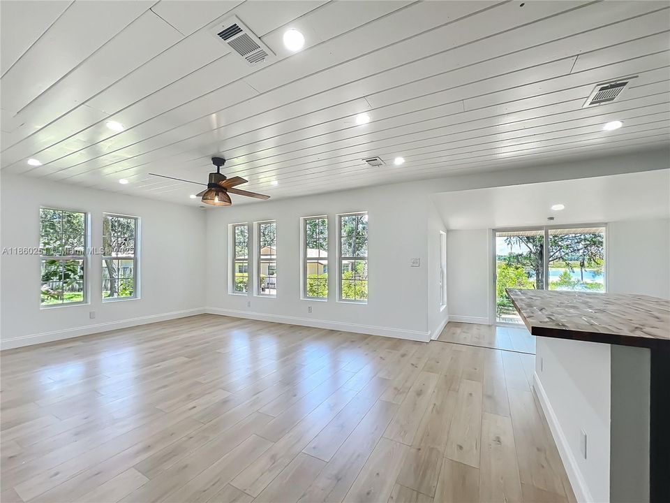 For Sale: $465,000 (5 beds, 2 baths, 2000 Square Feet)