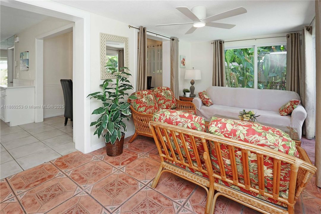 合同活跃: $749,900 (4 贝兹, 2 浴室, 1624 平方英尺)