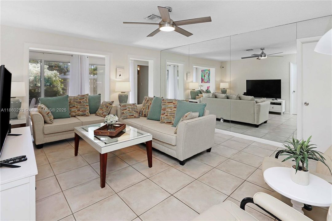 合同活跃: $749,900 (4 贝兹, 2 浴室, 1624 平方英尺)