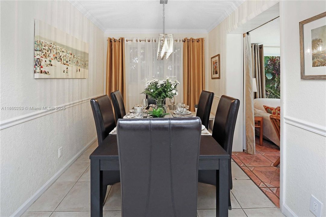 合同活跃: $749,900 (4 贝兹, 2 浴室, 1624 平方英尺)