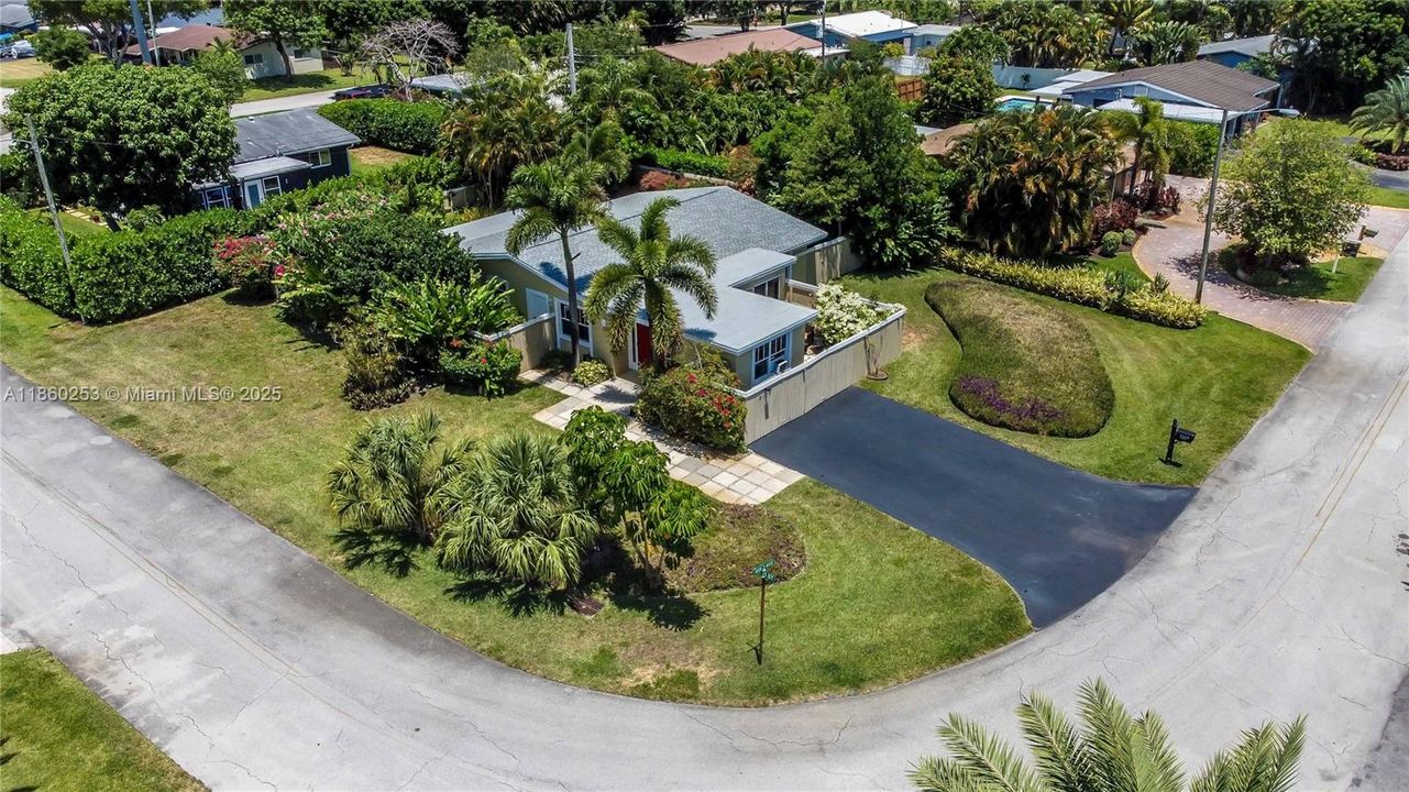 合同活跃: $749,900 (4 贝兹, 2 浴室, 1624 平方英尺)