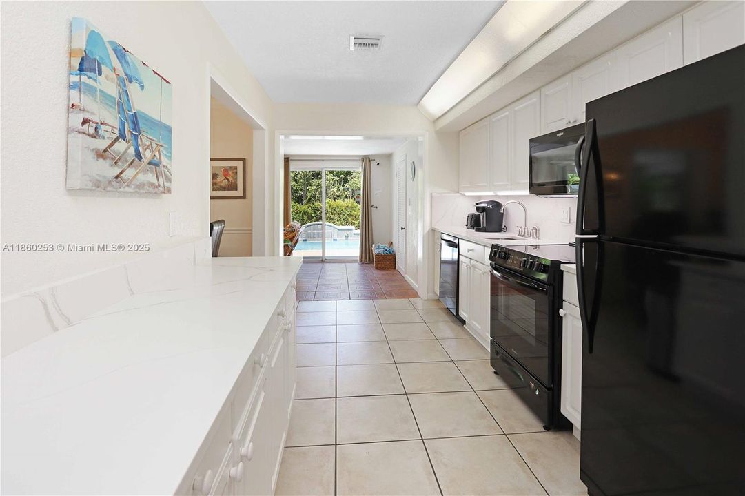 合同活跃: $749,900 (4 贝兹, 2 浴室, 1624 平方英尺)