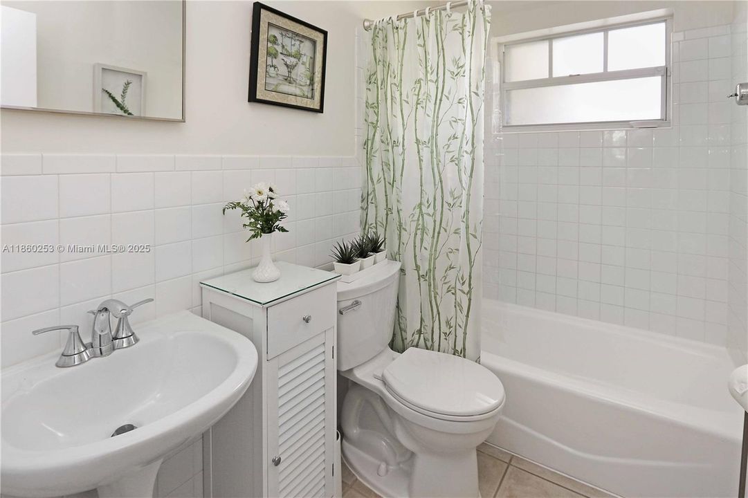 合同活跃: $749,900 (4 贝兹, 2 浴室, 1624 平方英尺)